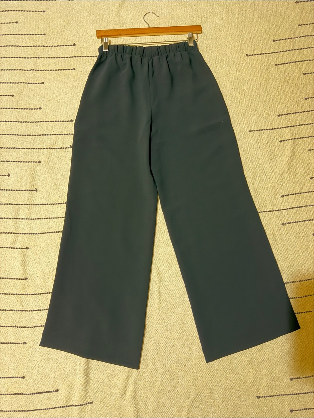 Aritzia The Lodge Pant Crepette (short inseam) - Picture 2 of 11